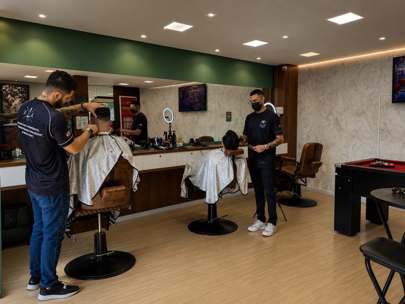 Interior da Corsário Barbearia - ambiente para noivos em Joinville