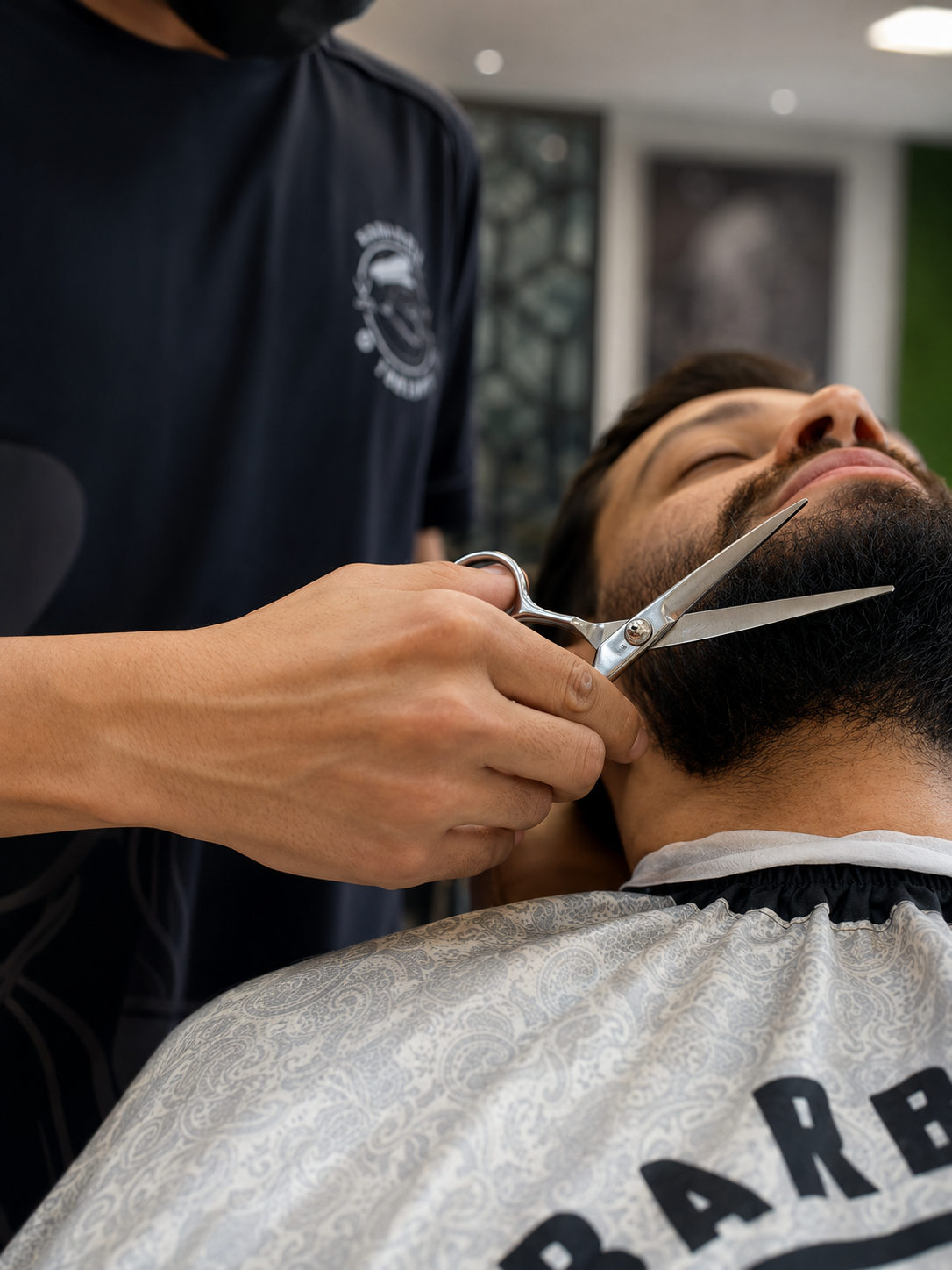 Barba com tesoura na Corsário Barbearia
